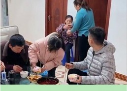 不让女儿上桌就都别吃,女儿缺席，全家共守